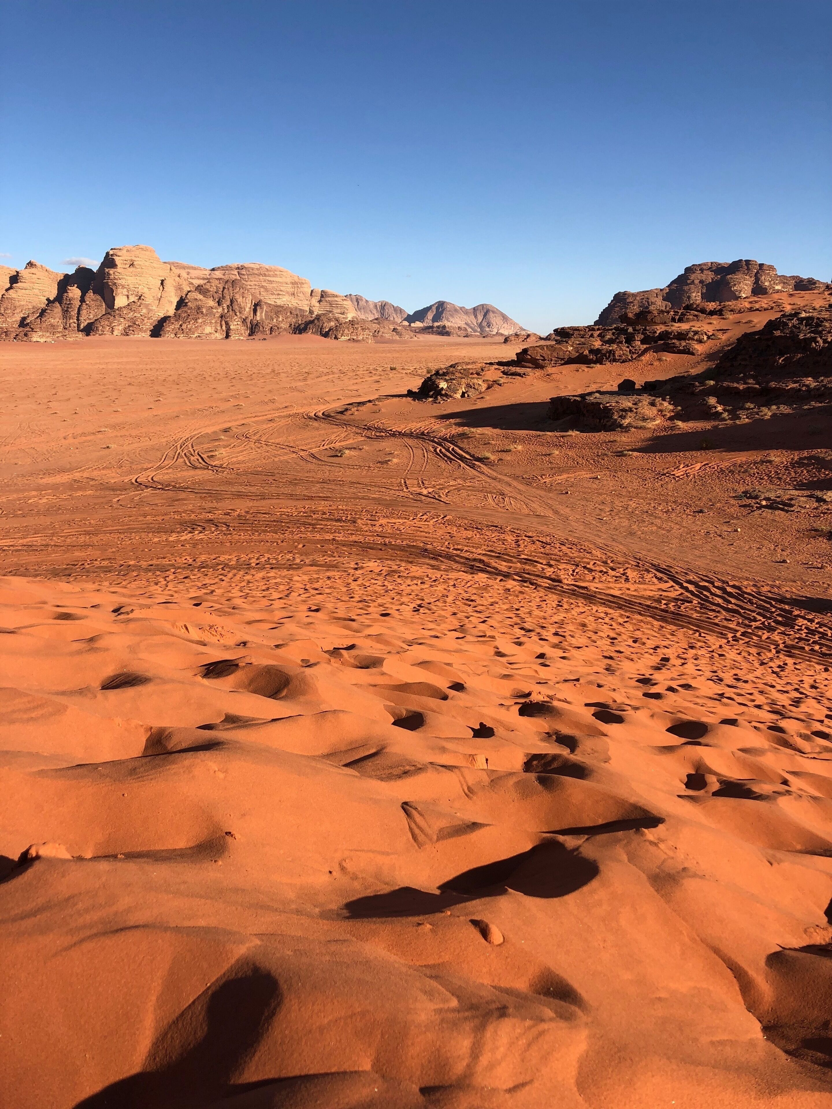 Paisaje desértico con dunas de arena y formaciones rocosas.