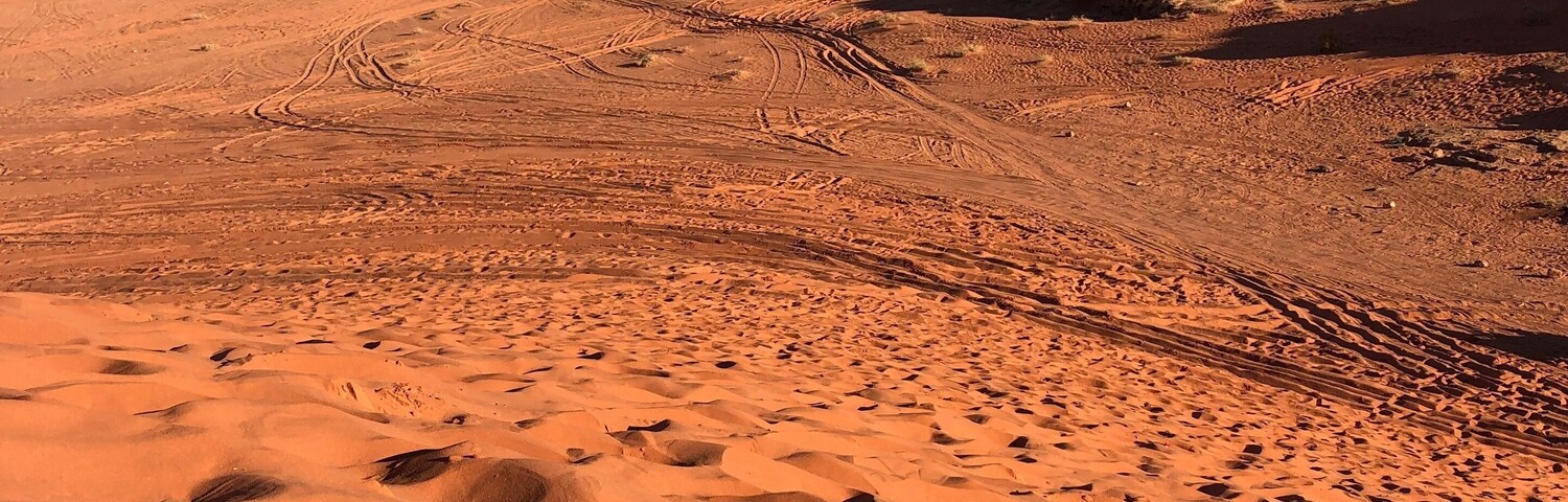 Paisaje desértico con dunas de arena y formaciones rocosas.