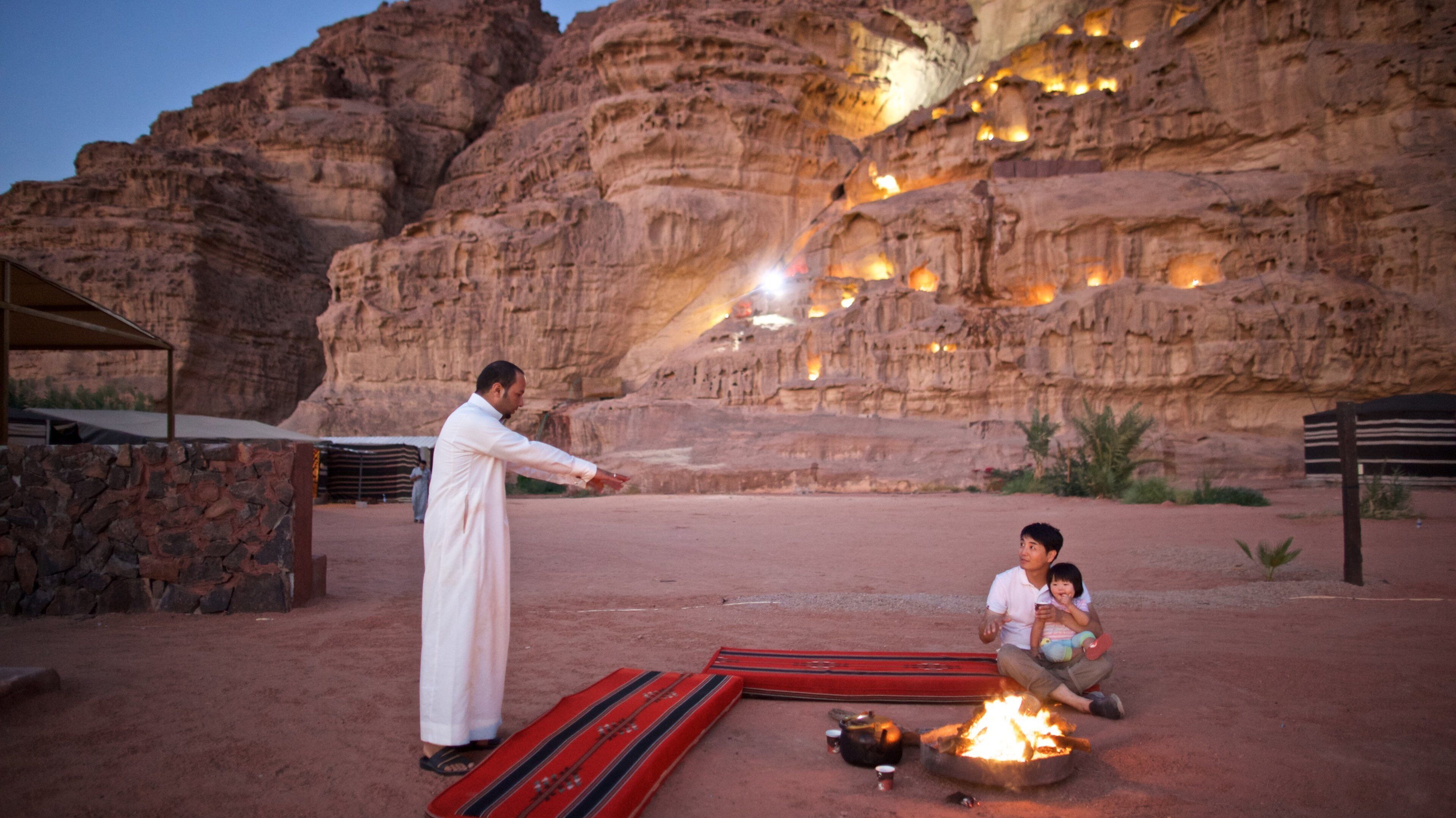 Wadi Rum que incluye un barranco o cañón, campamento y vistas al desierto