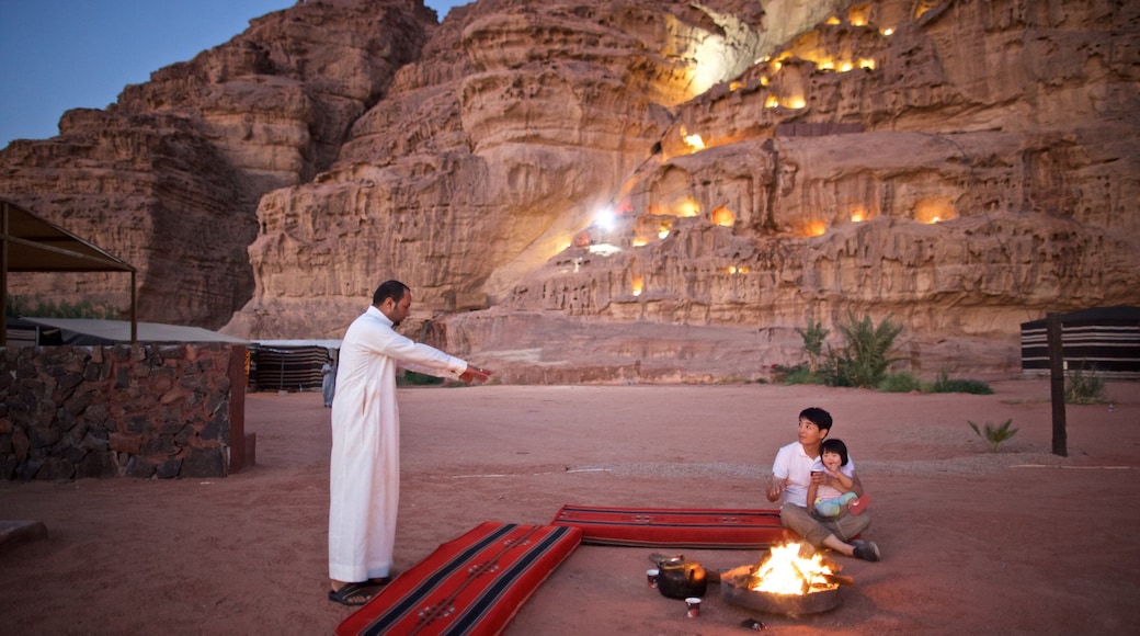 Wadi Rum que incluye un barranco o cañón, campamento y vistas al desierto
