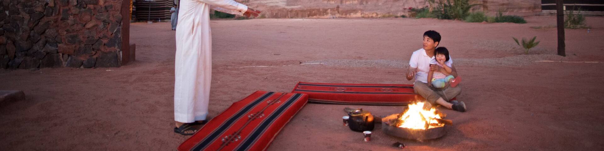 Wadi Rum que incluye una garganta o cañón, camping y vista al desierto