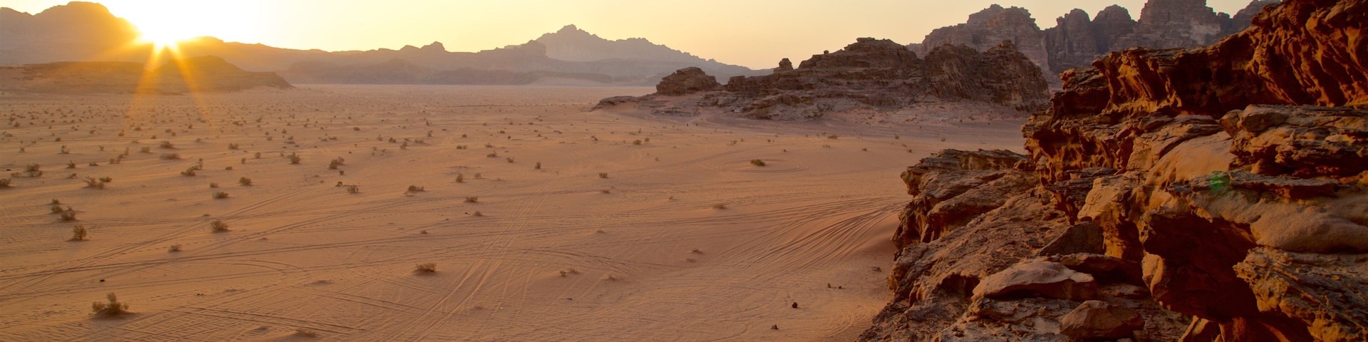 Wadi Rum caracterizando um pôr do sol, paisagem e um desfiladeiro ou canyon