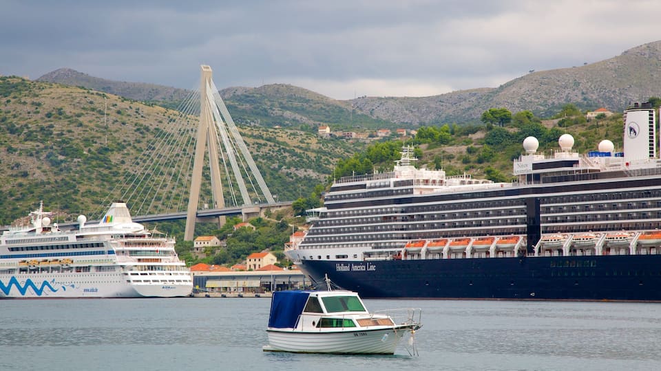 Gruz Harbor featuring cruising