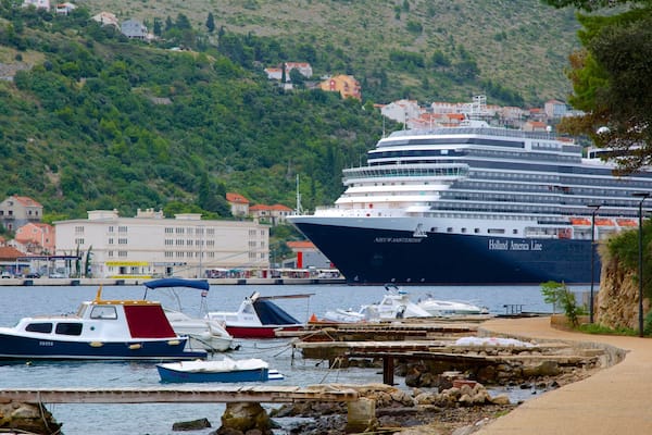 Porto di Gruz mostrando crociera