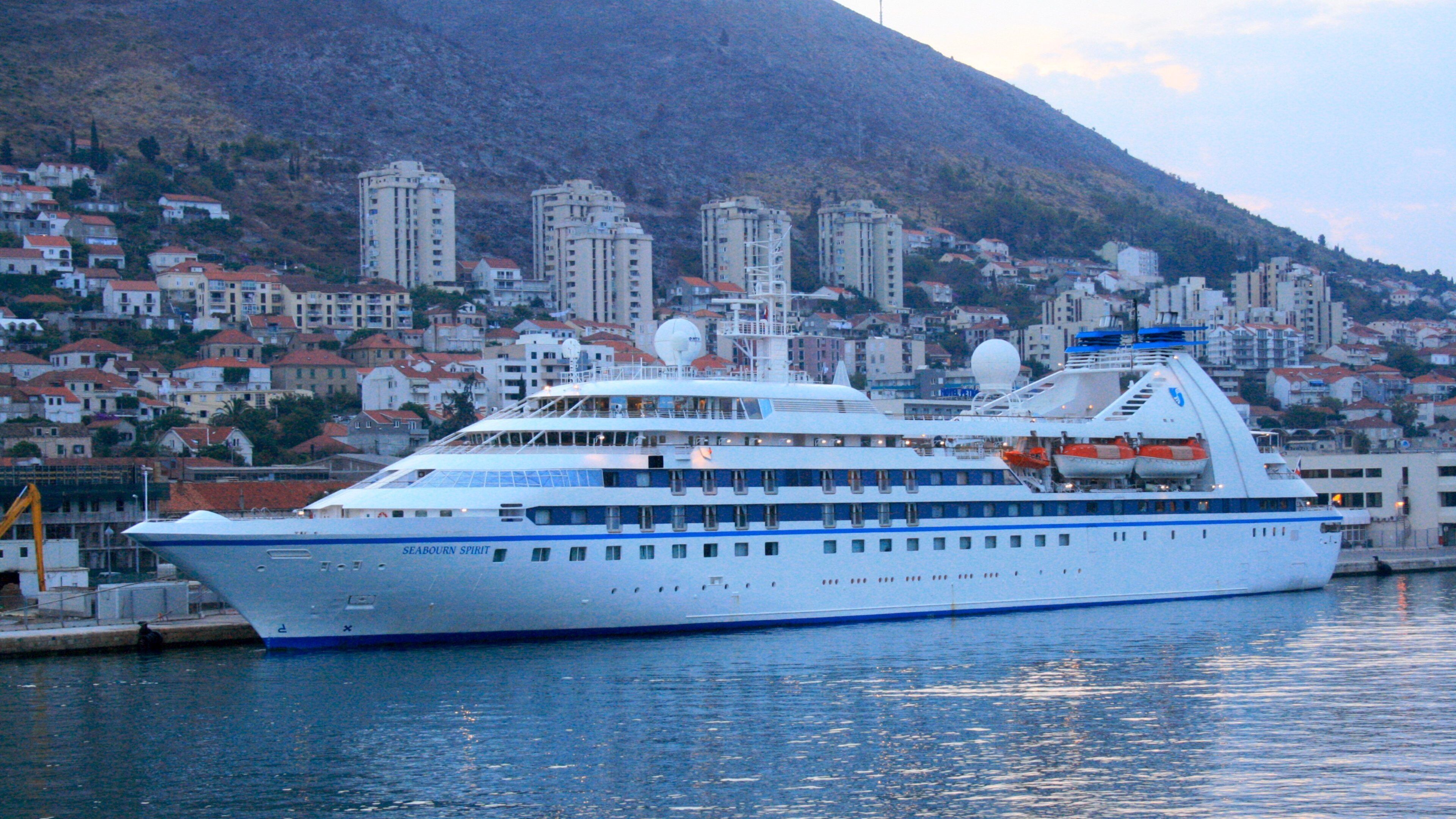 Haven van Gruz bevat cruises en een baai of haven