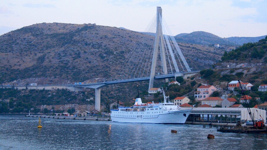 Puerto de Gruž que incluye una marina, montañas y una bahía o puerto