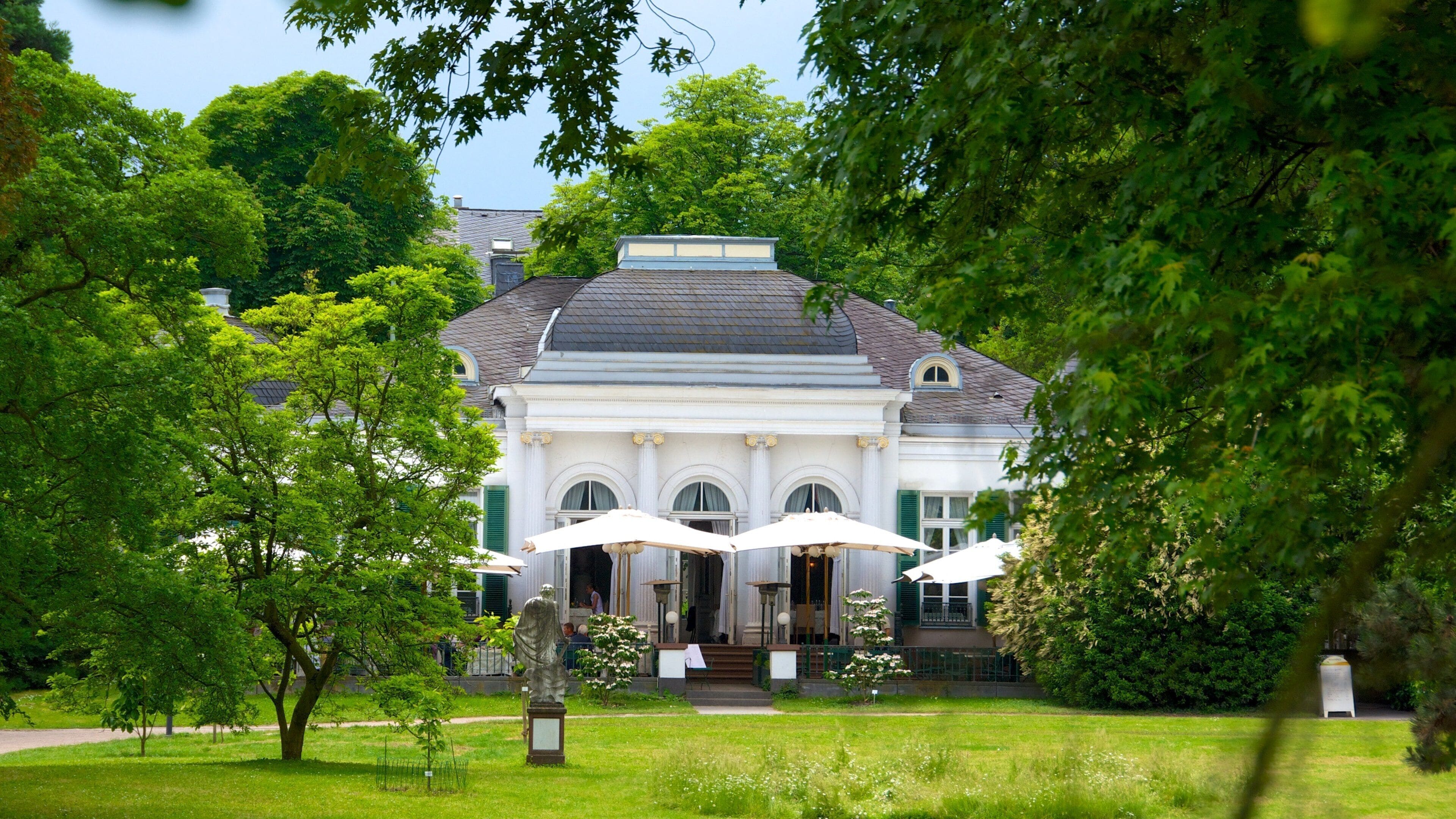 Palmengarten showing a park and heritage architecture