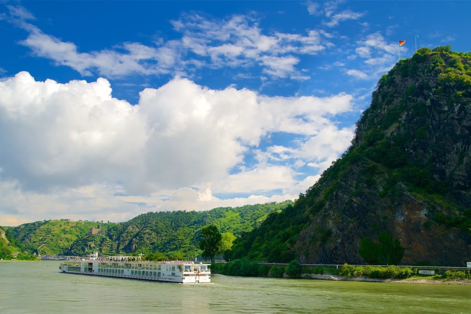Ein Fluss mit einem Boot, einer Brücke und einem Berg.