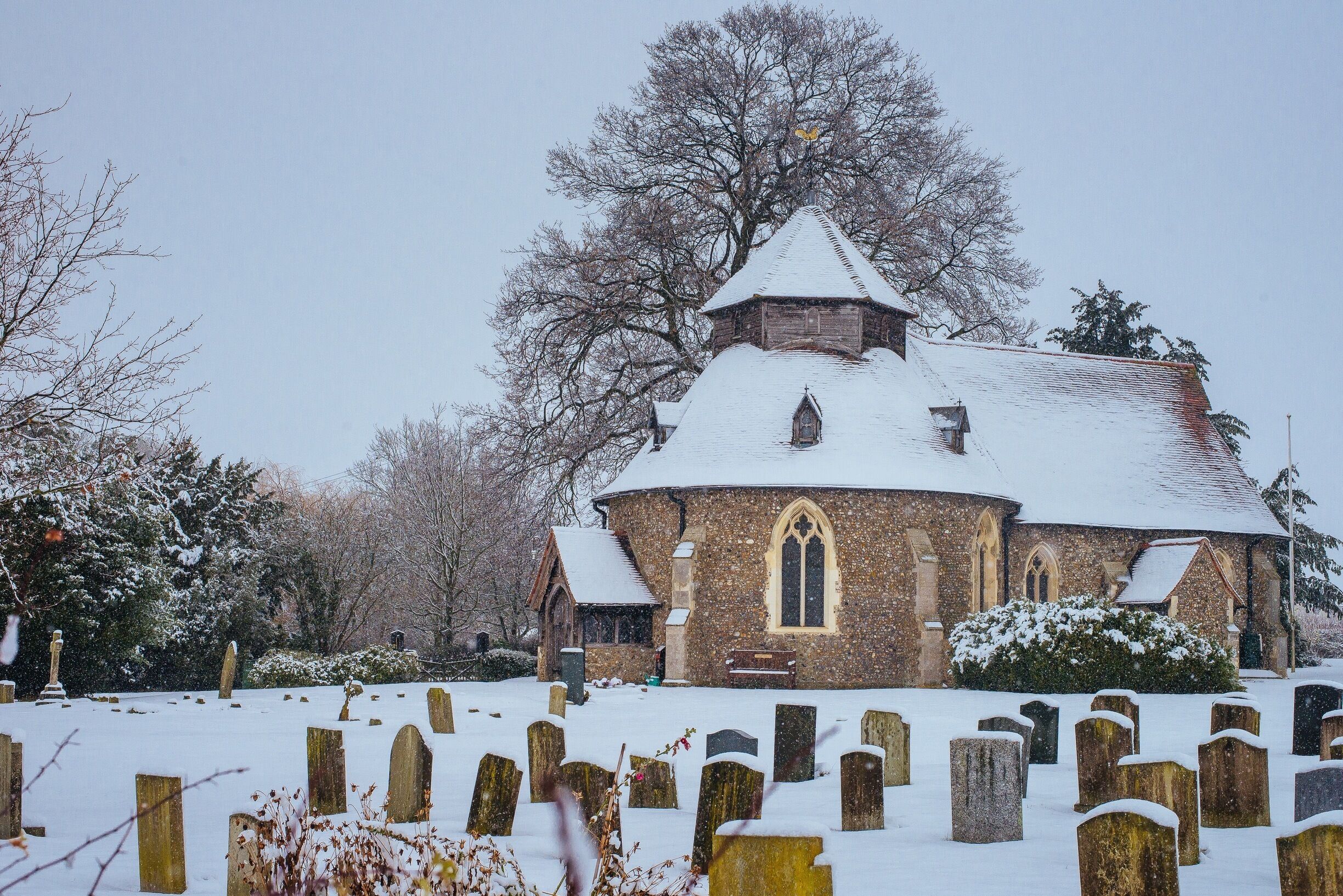 Little Maplestead is a village in the Braintree district of N Essex, 8 miles NE of Braintree itself.  The Parish Church, originally a chapel of The Knights of St. John of Jerusalem -
Knights Hospitallers. Built Circa 1340, largely rebuilt 1849-55. It is one of only few medieval round churches in England now.

#history #england #uk #britain #church #winter #snow #instone #ancient #troveontuesday