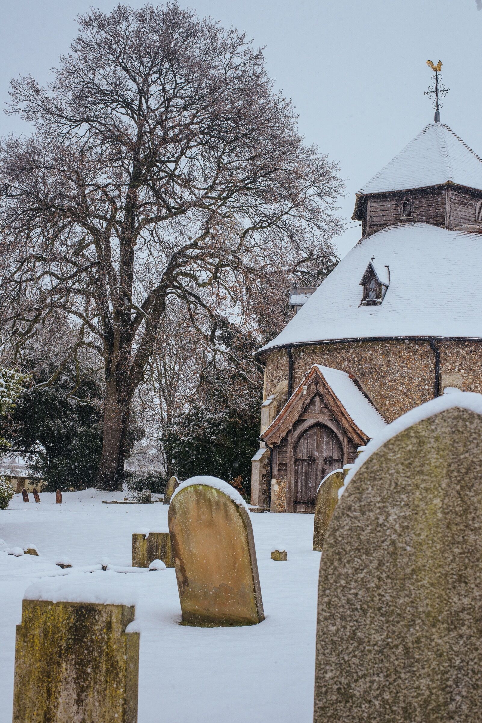 Little Maplestead is a village in the Braintree district of N Essex, 8 miles NE of Braintree itself.  The Parish Church, originally a chapel of The Knights of St. John of Jerusalem -
Knights Hospitallers. Built Circa 1340, largely rebuilt 1849-55. It is one of only few medieval round churches in England now.

#history #england #uk #britain #church #winter #snow #instone #ancient