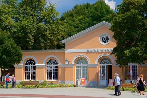 Musée du Bauhaus qui includes scÚnes de rue aussi bien que petit groupe de personnes