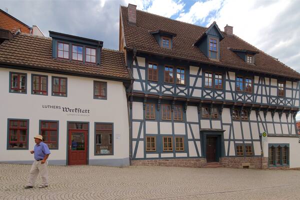 Un bâtiment traditionnel à colombages, avec une enseigne indiquant « Luthers Werkstatt » à l’avant.