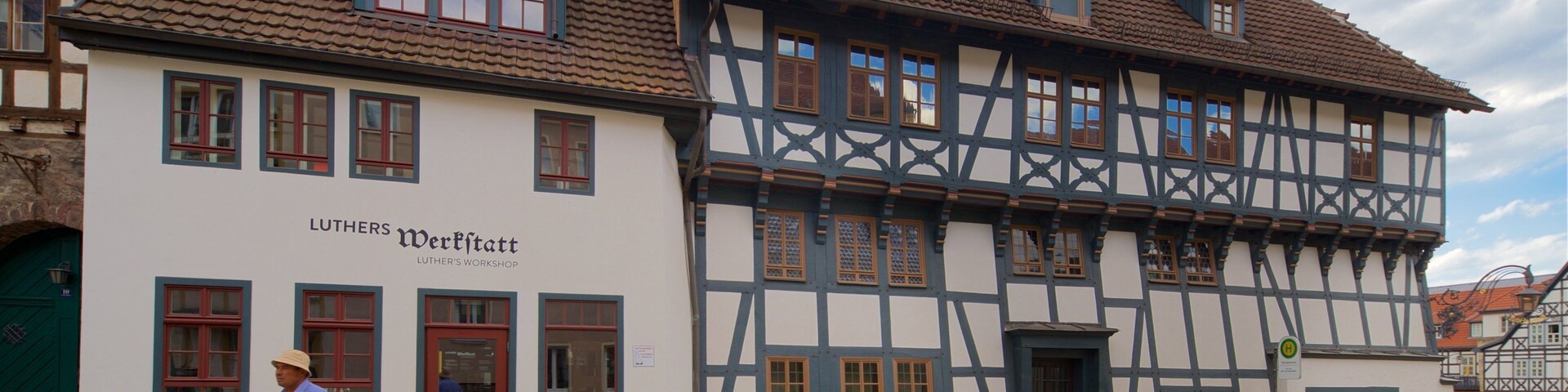 Un edificio tradicional con entramado de madera y madera expuesta, con un letrero que dice "Luthers Werkstatt".