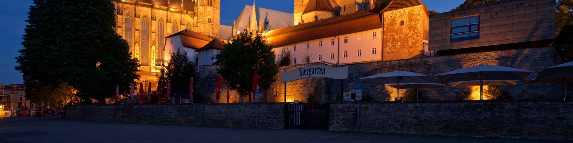 Cathédrale d\'Erfurt qui includes scÚnes de soirée, architecture patrimoniale et une ville