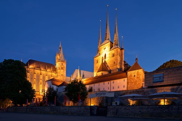 Dom Erfurt das einen Stadt, bei Nacht und historische Architektur