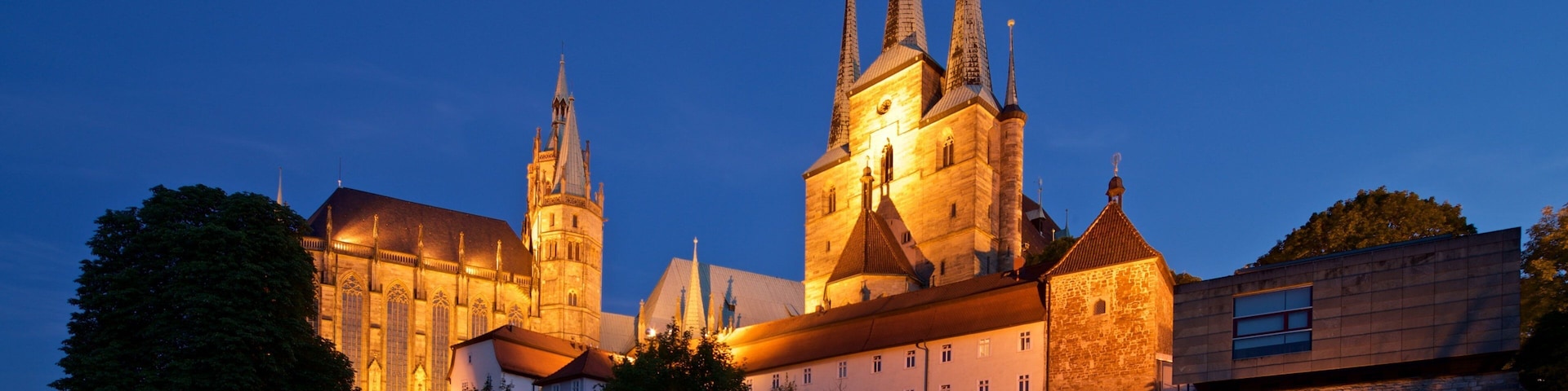 Catedral de Erfurt mostrando una ciudad, arquitectura patrimonial y escenas de noche