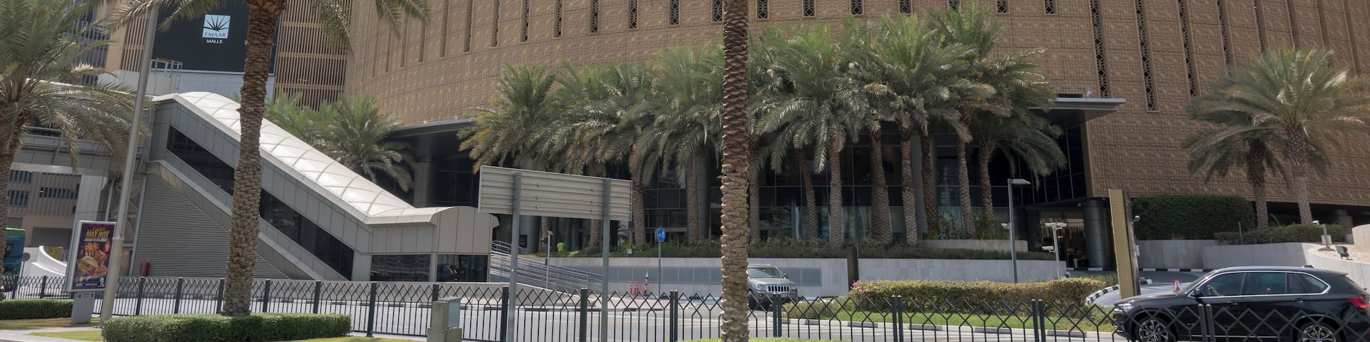 Un edificio moderno con fachada curva y señalización árabe.
