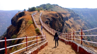 Mahabaleshwar ofreciendo montañas y senderismo o caminata