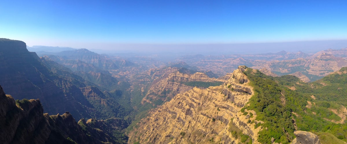 Un paisaje montañoso con acantilados escarpados y vegetación exuberante.