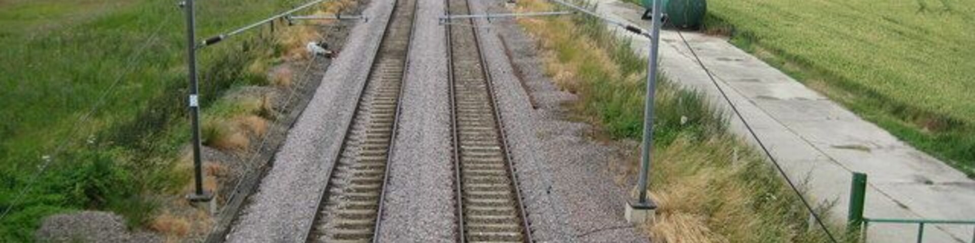 Meldreth: Railway line to Royston Viewed from the Station Road bridge this is the railway line between Hitchin and Cambridge looking along the dead straight section in the direction of Royston.