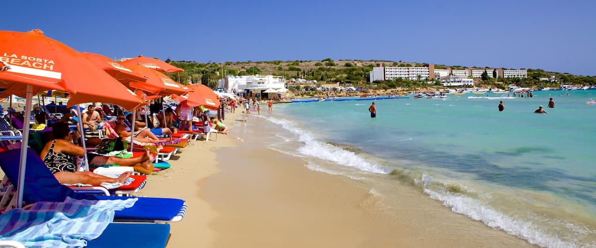 Bahía Mellieha ofreciendo una playa de arena