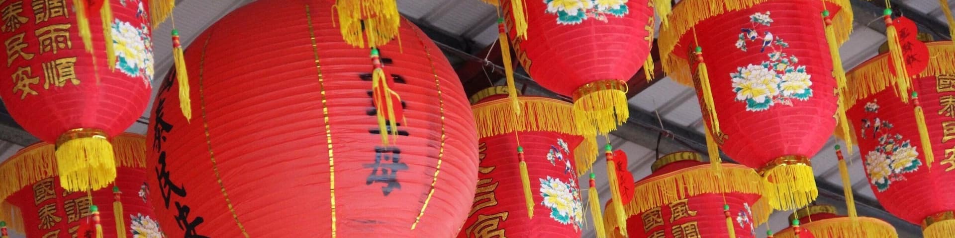 We lost our way in Hwa Lian as we want to procedure there for 2 days break due to the mountains roads shut down, we have to cancelled our Hwa Lian to Taipei #red #lanterns #Taiwan #temple #hiking #Asia
