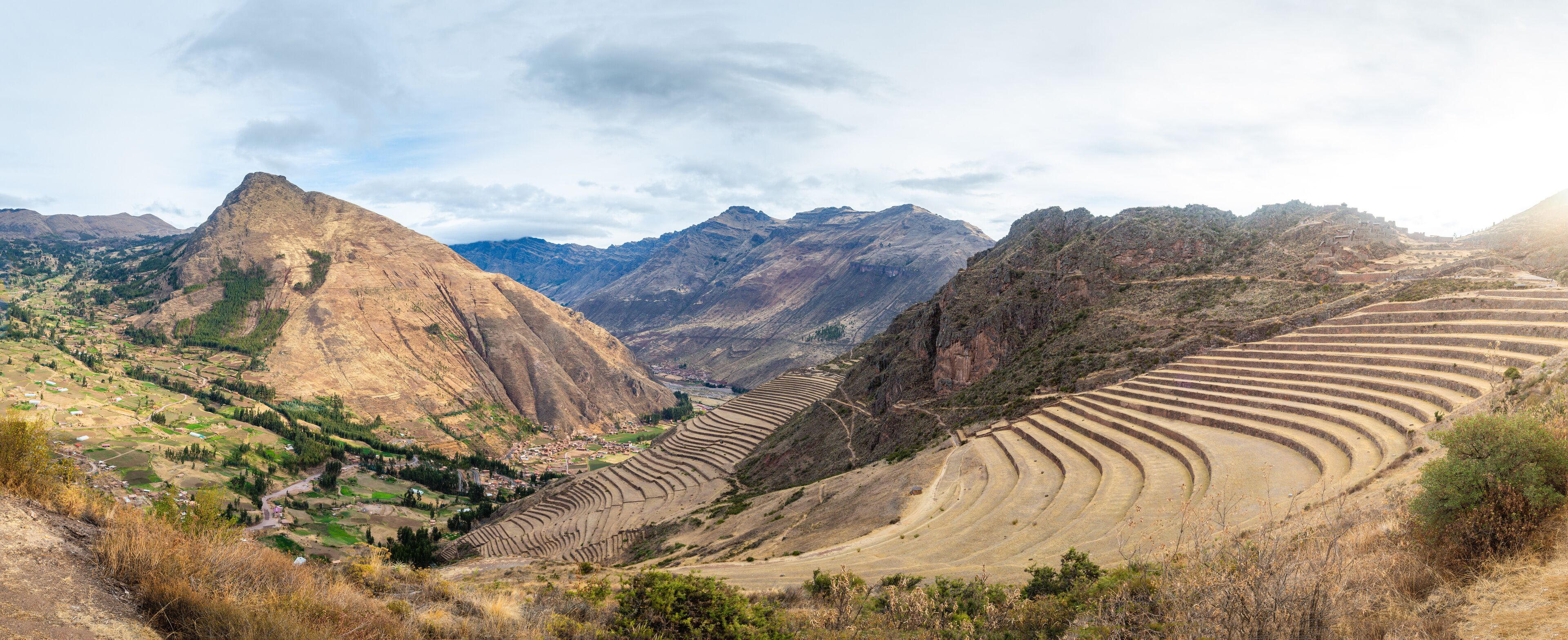 Campos agrícolas en terrazas, una montaña y un valle.