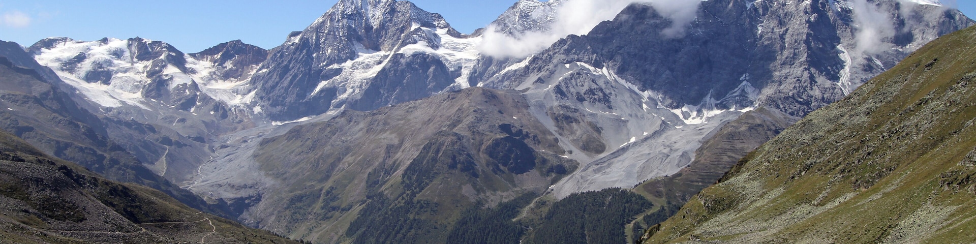 Cima Solda/Suldensptize (m. 3378 s.l.m.), Gran Zebrù/Königspitze (m.3857 s.l.m.), Zebrù (m.3735 s.l.m.) e Ortles/Ortler (m. 3902 s.l.m.)