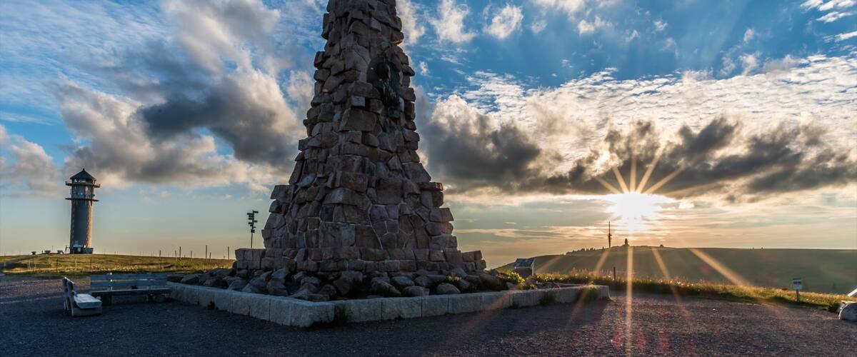 Resort sciistico di Feldberg mostrando tramonto e monumento
