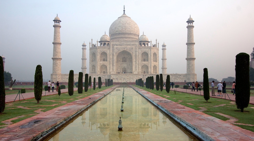 Taj Mahal mostrando una fuente, neblina o niebla y patrimonio de arquitectura