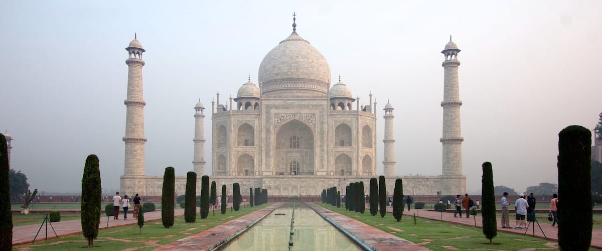 Taj Mahal ofreciendo una fuente, un monumento y arquitectura patrimonial