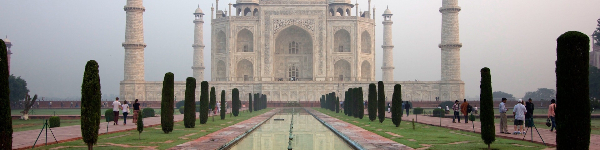 Taj Mahal que inclui arquitetura de patrimônio, um monumento e uma fonte