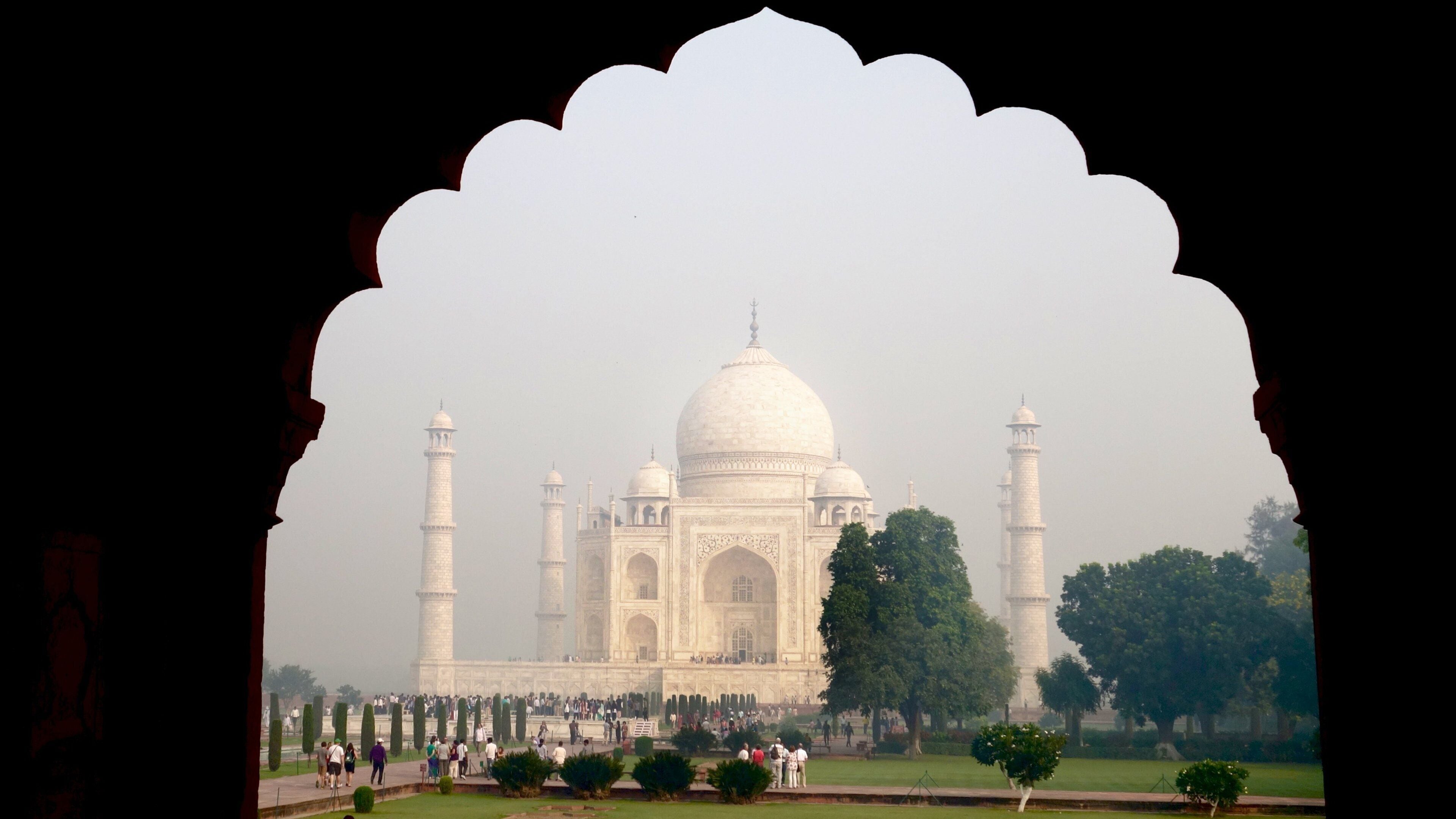Taj Mahal ofreciendo un jardín, patrimonio de arquitectura y un monumento
