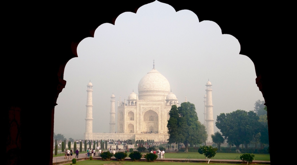 Taj Mahal ofreciendo un jardín, patrimonio de arquitectura y un monumento