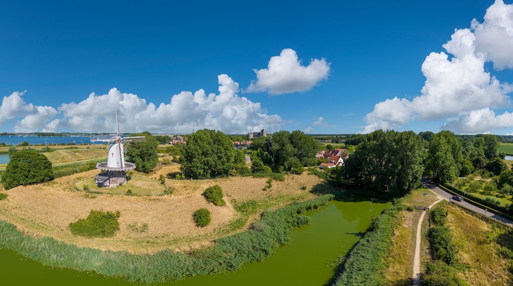 Luftaufnahme der Windmühle De Koe in Veere. Provinz Zeeland in den Niederlanden.