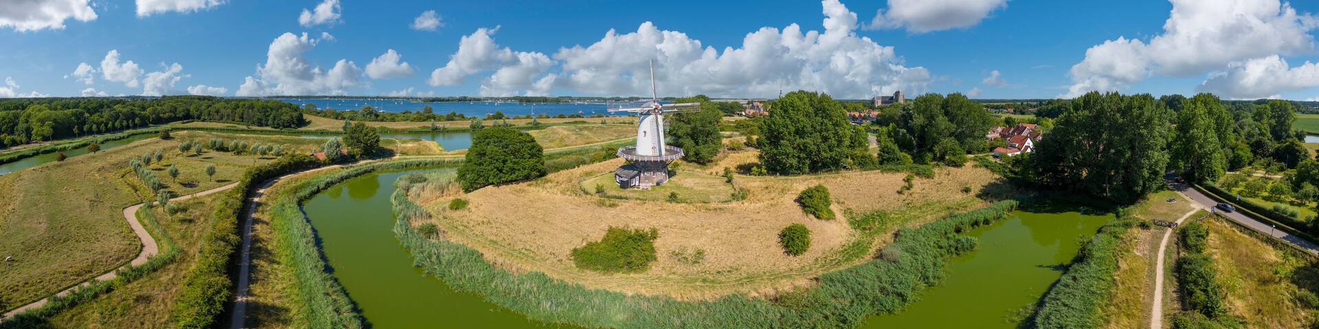Luftaufnahme der Windmühle De Koe in Veere. Provinz Zeeland in den Niederlanden.