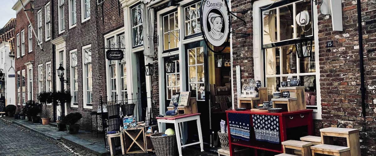 Old Town Veere and this lovely shop “Saartje” in Zeeland, The Netherlands. Follow us on insta:@welove2travel.nl