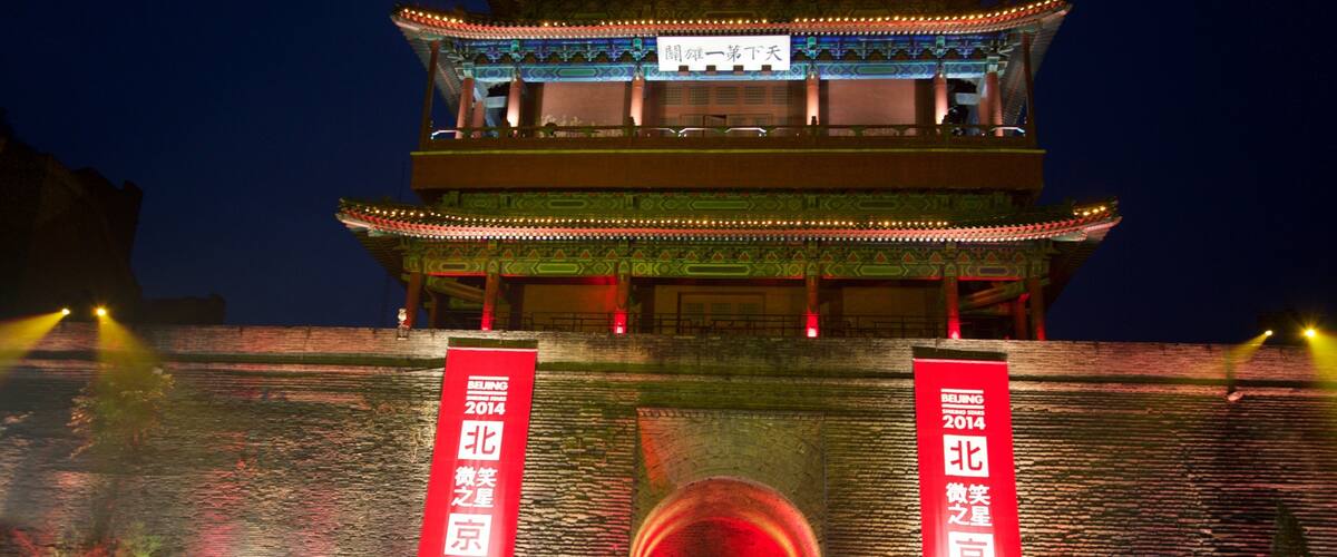 Kinesiska muren som inkluderar nattliv, historiska element och ett monument