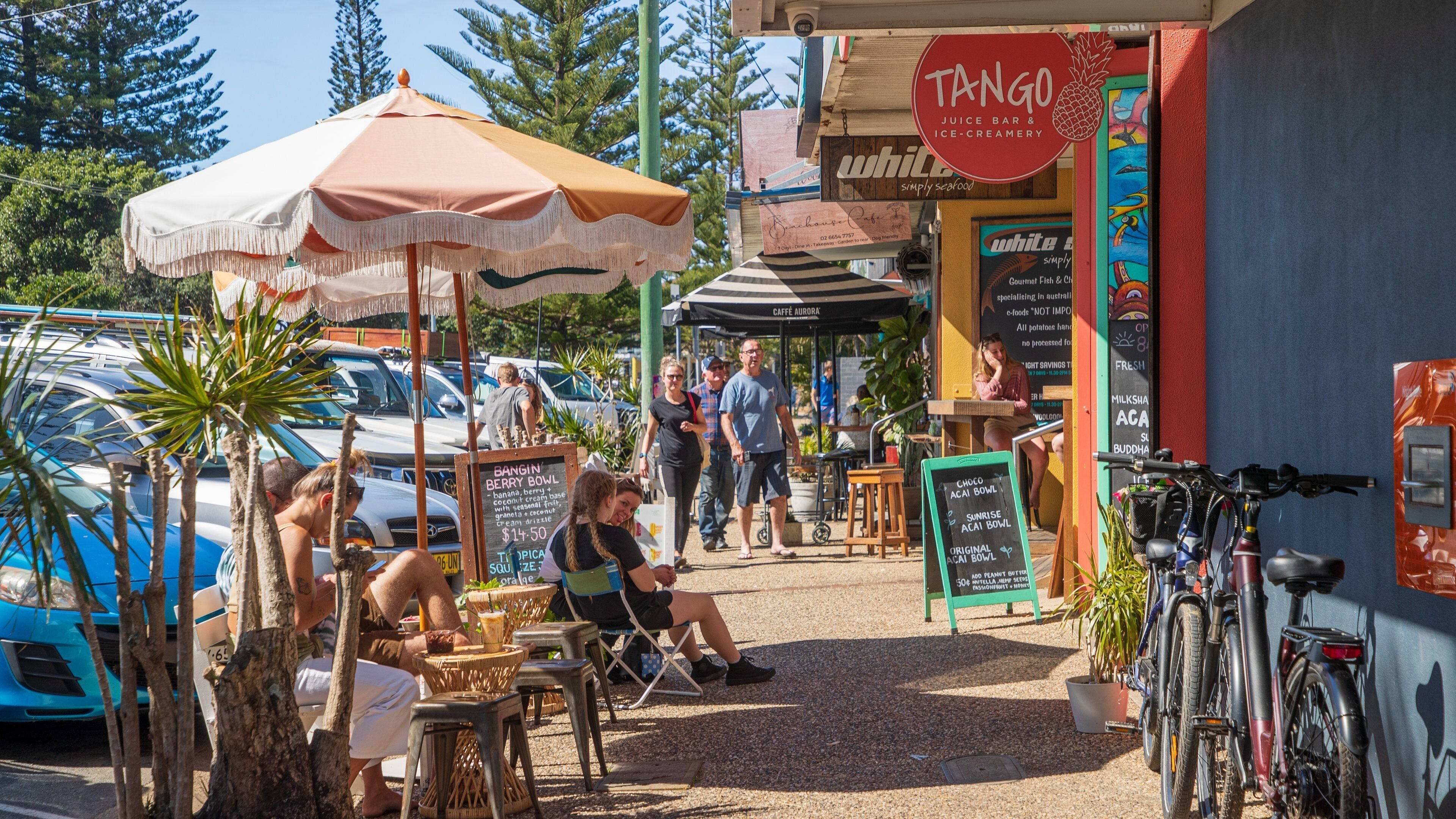 Woolgoolga featuring a small town or village and street scenes