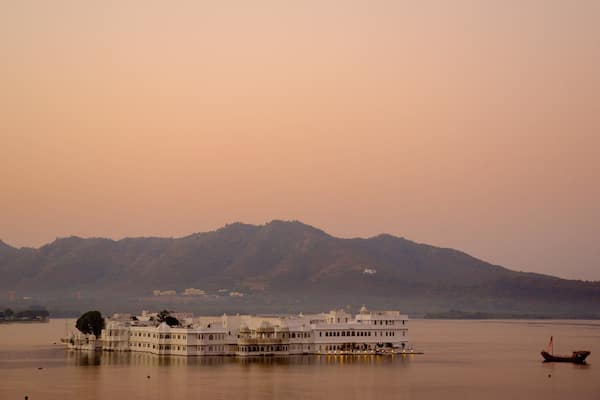 レイク パレス 表示 湖あるいは泉, 島の眺め と 夕焼け