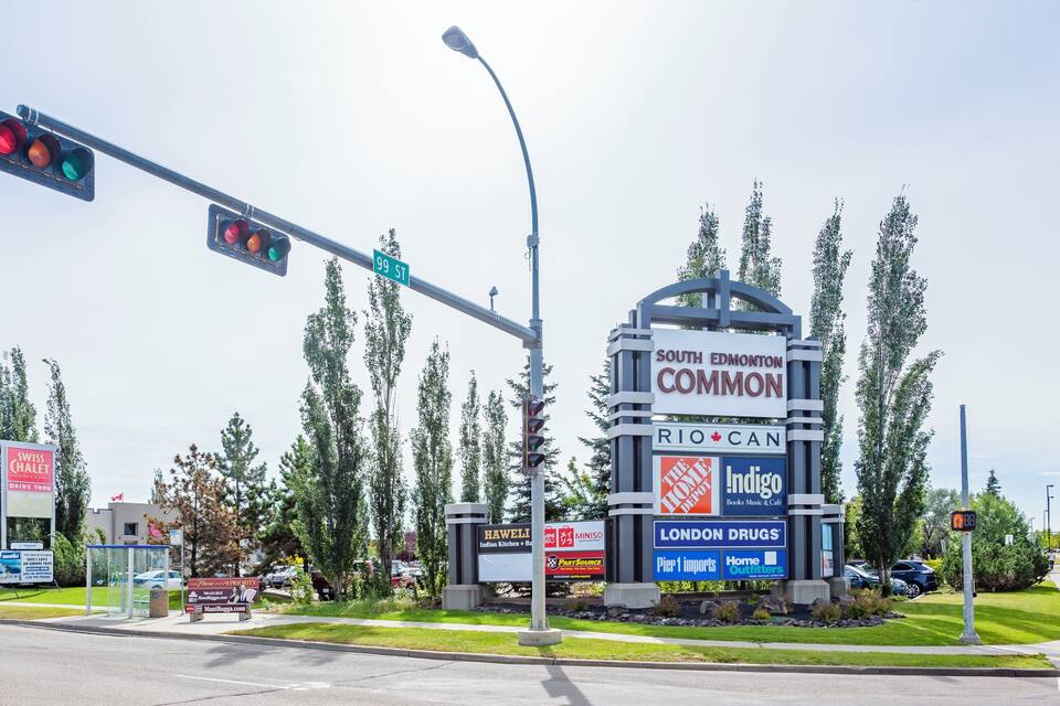 Un cartello stradale con la scritta 'South Edmonton Common' e 'Rio Can'.