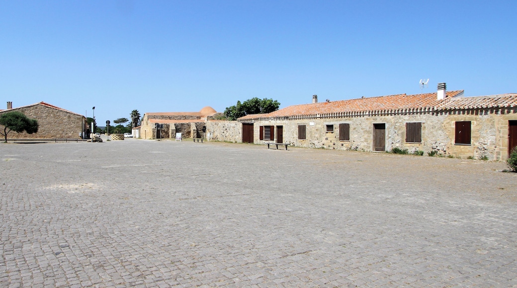 San Giovanni di Sinis. Pratza de Sa Festa, chiesa Paleocristiana e "Cumbessias".