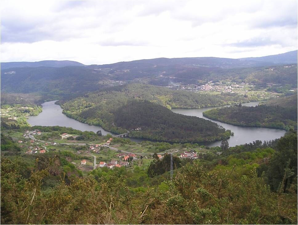 Panorámica de los términos municipales de Filgueira y Cortegada. Vista del antiguo puente entre ambos.