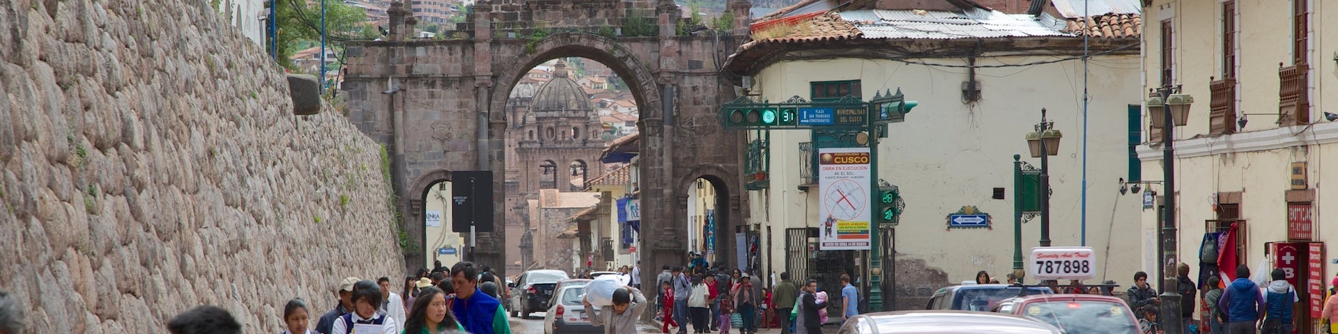 Cusco - Machu Picchu ofreciendo una ciudad y escenas cotidianas y también un grupo grande de personas
