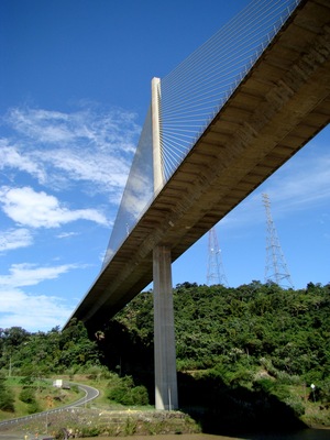 #Panama #Canal
Puente Centenario
Por volta das 6 da manhã já tínhamos passado o quebra-mar que antecede as Gatun locks. Depois da passagem de alguns navios foi a nossa vez de sermos elevados 26 metros em 3 etapas até ao Gatun Lake. Atravessamos o lago, o Culebra Cut (Canal aberto nas rochas e em forma de cobra com 12,6 Km de comprimento), a Centenial Bridge e chegamos a Pedro Miguel Locks, que tem apenas uma câmera. Aqui descemos 9 metros para o Miraflores Lake. Lago pequeno e logo chegamos às Miraflores Locks. São compostas de 2 câmeras que nos descem até ao nível do Pacífico. Estes locks têm as gates mais altas devido às diferenças entre as marés do Pacífico. Atravessados estes locks chegamos ao Pacífico. Passamos ainda por baixo da ponte das Américas, que é parte da rodovia Pan-americana, que liga o sul da América do sul com o Alasca na América do norte. A travessia toda durou em torno de 9 horas. Durante a travessia os navios são auxiliados por pares de locomotivas. Dependendo do tamanho do navio, podem ser usadas até 8 locomotivas. A água que enche as câmeras, vem do Gatun Lake e são usados 197 milhões de litros de água para cada travessia. Por isso é de suma importância a conservação da floresta tropical em torno do lago. As dimensões máximas permitidas para os navios é 32,31 m de largura, 294,13 m de comprimento e 12,04 m de calado.
Puente Centenario
By 6am we had already passed the breakwater that precedes the Gatun locks. After the passage of some ships it was our turn to be lifted 26 meters in 3 steps to Gatun Lake. We cross the lake, the Culebra Cut (Channel open on the rocks and snake-shaped 12.6 km long), the Centenial Bridge and we arrive at Pedro Miguel Locks, which has only one camera. Here we descend 9 meters to the Miraflores Lake. Small lake and soon we arrived at Miraflores Locks. They are composed of 2 cameras that descend us to the level of the Pacific. These locks have the highest gates because of the differences between Pacific tides. Through these locks we reach the Pacific. We still cross under the bridge of the Americas, which is part of the Pan American Highway, which connects southern South America with Alaska in North America. The whole crossing lasted around 9 hours. During the crossing the ships are aided by pairs of locomotives. Depending on the size of the ship, up to 8 locomotives can be used. The water that fills the cameras comes from Gatun Lake and 197 million liters of water are used for each crossing. That is why conservation of the tropical forest around the lake is of paramount importance. The maximum allowable dimensions for ships is 32.31 m wide, 294.13 m long and 12.04 m draft.