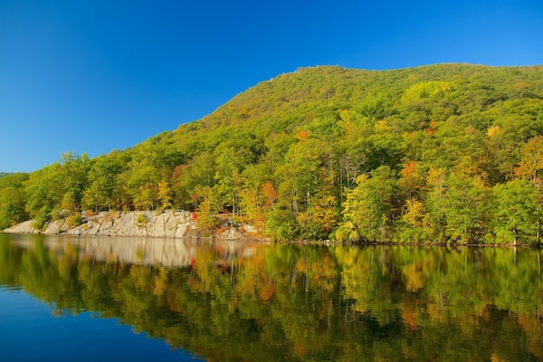 Parc d\'état de Bear Mountain montrant rivière ou ruisseau et scènes tranquilles