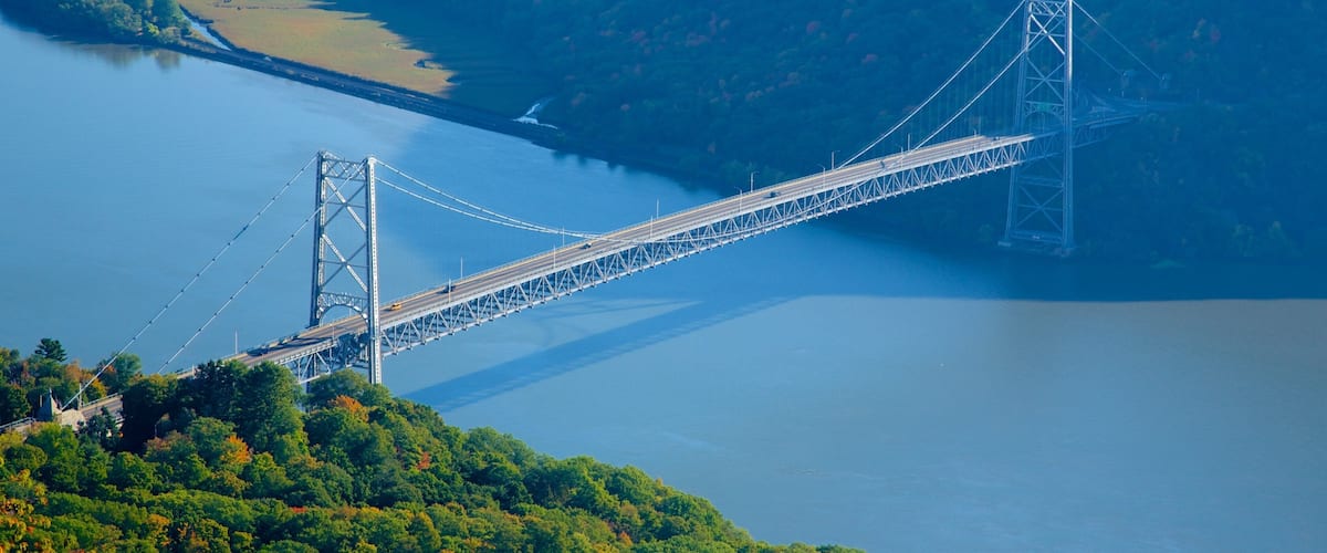 Công viên tiểu bang Bear Mountain có tính năng cảnh thanh bình, cầu và sông lạch