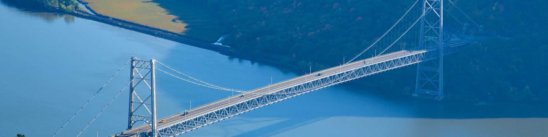 Bear Mountain State Park ofreciendo un río o arroyo, un puente y escenas tranquilas