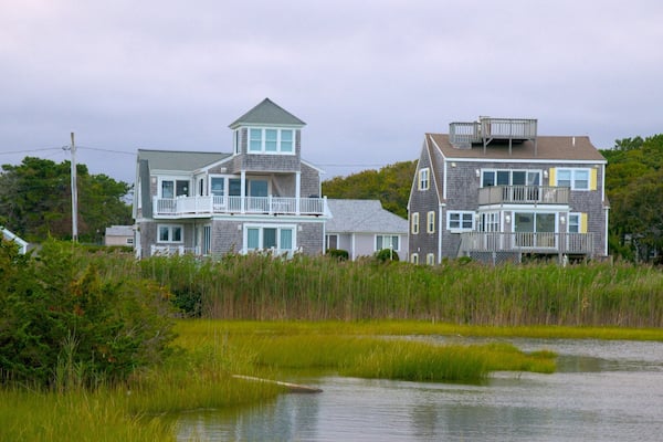 Kalmus Beach johon kuuluu talo ja järvi tai vesikuoppa