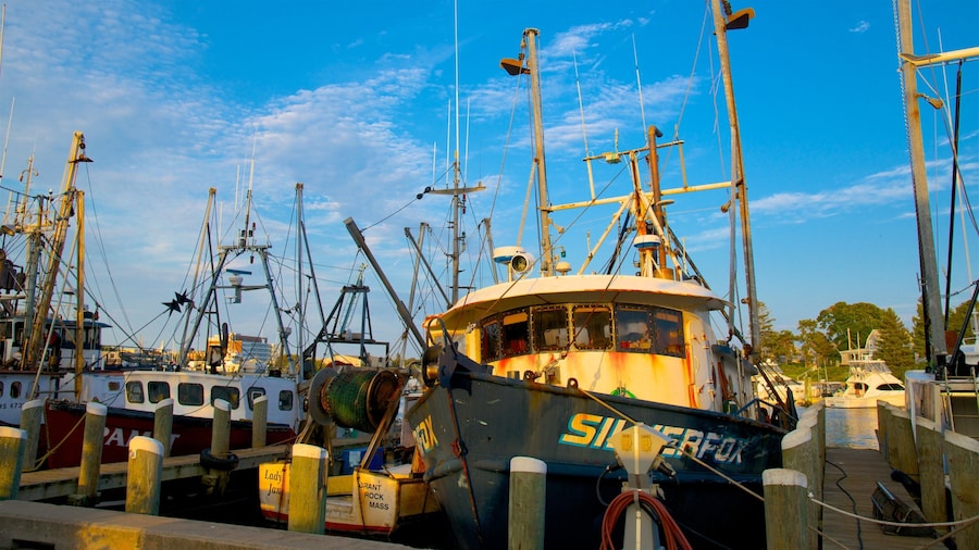 Hyannis Harbor ofreciendo una bahía o puerto